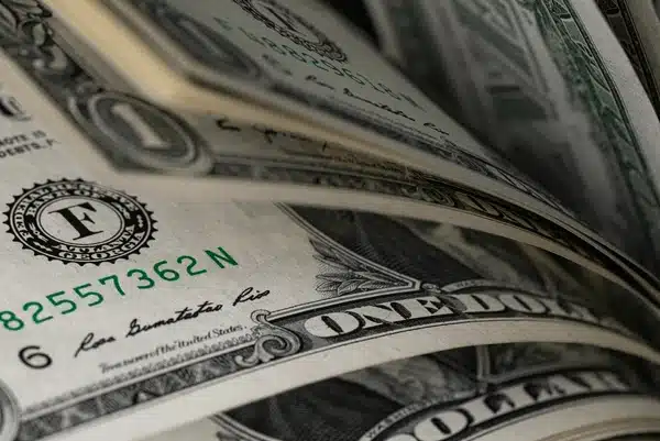 Viitorul dolarului sub semnul întrebării: Pierpaolo Benigno despre semințele eroziunii în plină forță a sistemului financiar