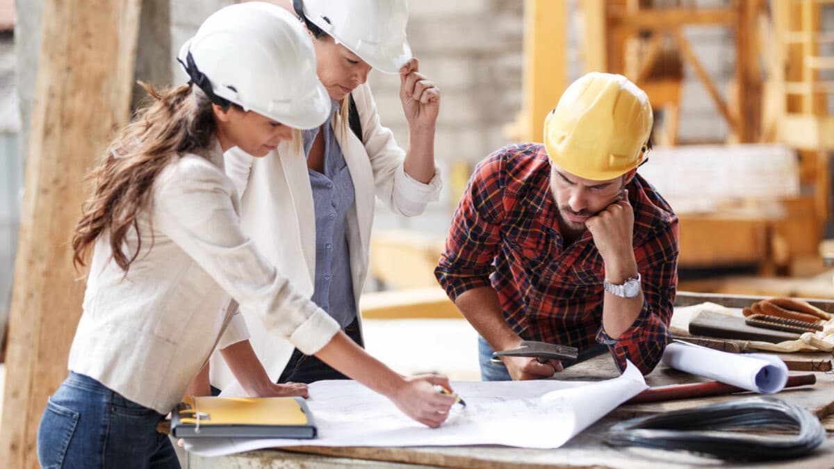 Autorizațiile de construire în România durează aproape un an. Birocrația omoară investițiile și crește costurile