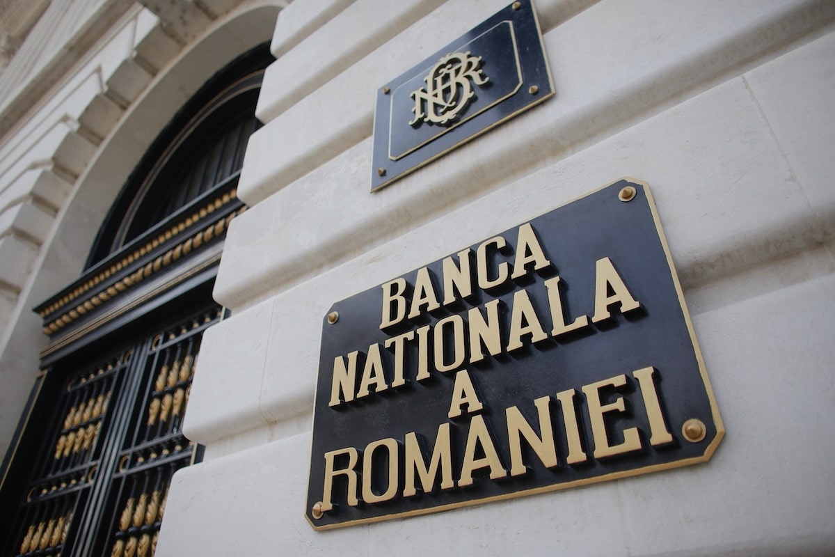 BNR ține artificial cursul de schimb supraevaluat și slăbește performanța producătorilor români