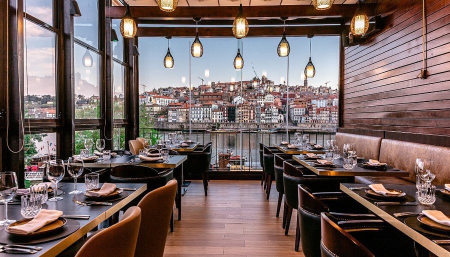 Deși au prețuri imense, restaurantele se plâng că nu au clienți