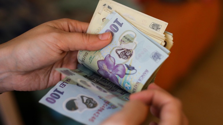 „Totul merge în declin”. Salariile românilor scad. Câți bani au pierdut angajații într-o singură lună și care sunt domeniile de top