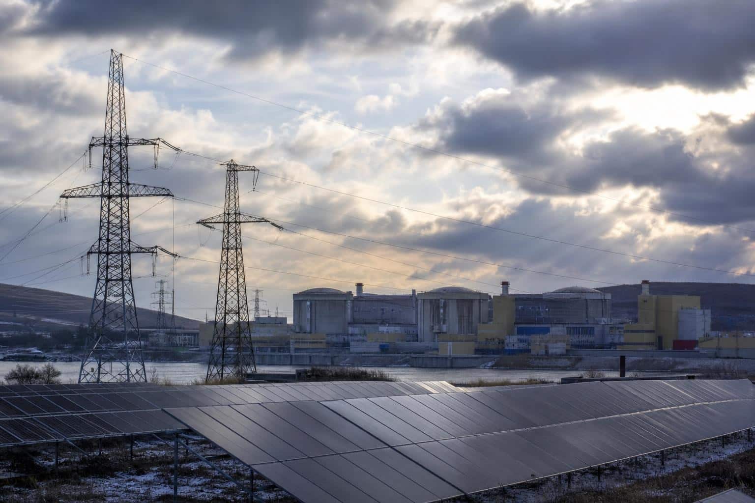 Cum se suprapun riscurile energetice înaintea iernii: Cernavodă, fotovoltaice și prețuri
