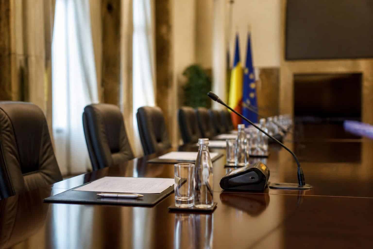 Agenda premierului Luca Niculescu: întâlniri cu Mugur Isărescu și reprezentanții mediului de afaceri