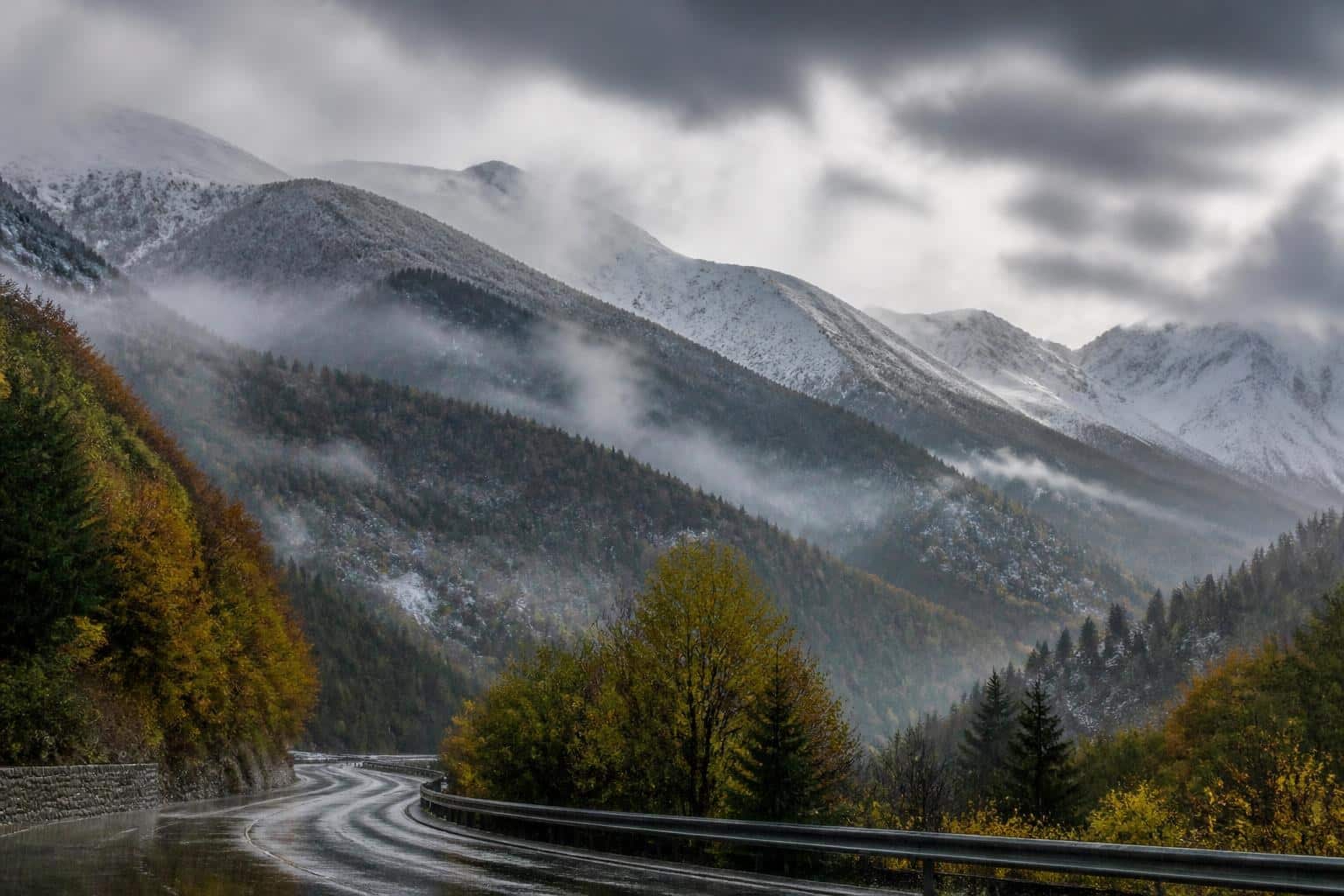 Prognoza pentru weekend: ploi extinse, vânt intensificat și ninsori la altitudini mari