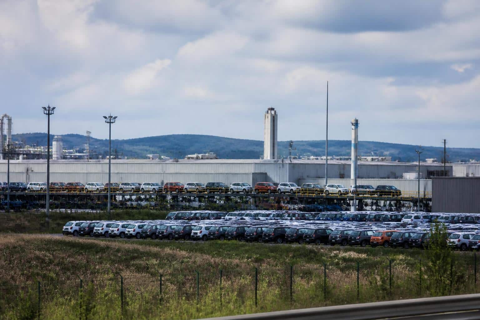 De ce caută cumpărătorii mașini electrice și hibride: prețul, combustibilul și ofertele producătorilor