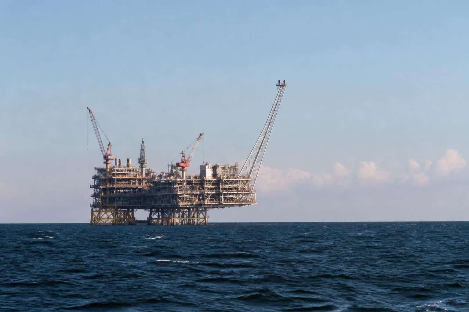 Cum reacționează piețele energetice la tensiunile din Ormuz: Brent trece de 107 dolari, iar gazul TTF rămâne aproape de vârf