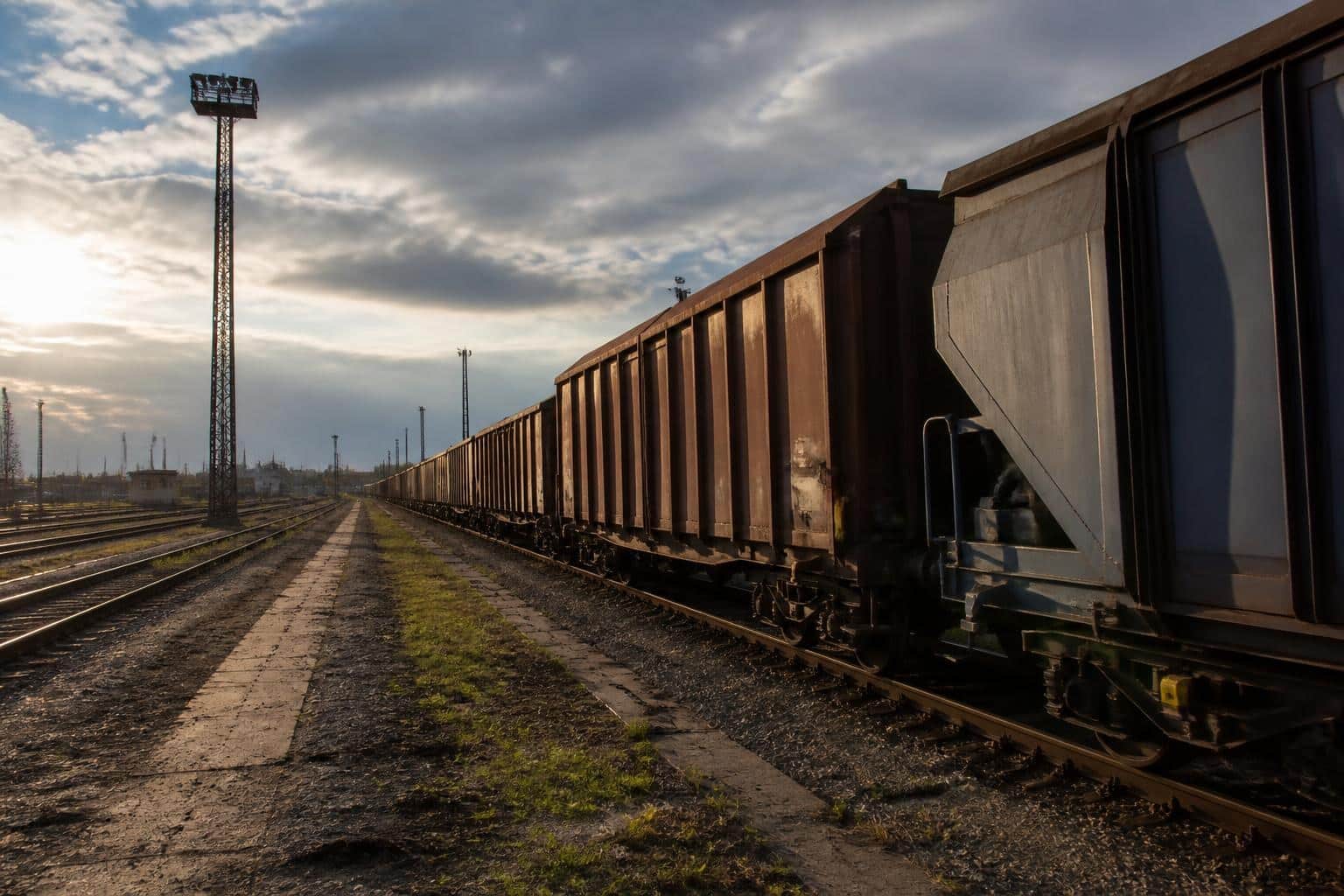 Calea ferată română, între uzură și finanțare: ce arată raportul Guvernului